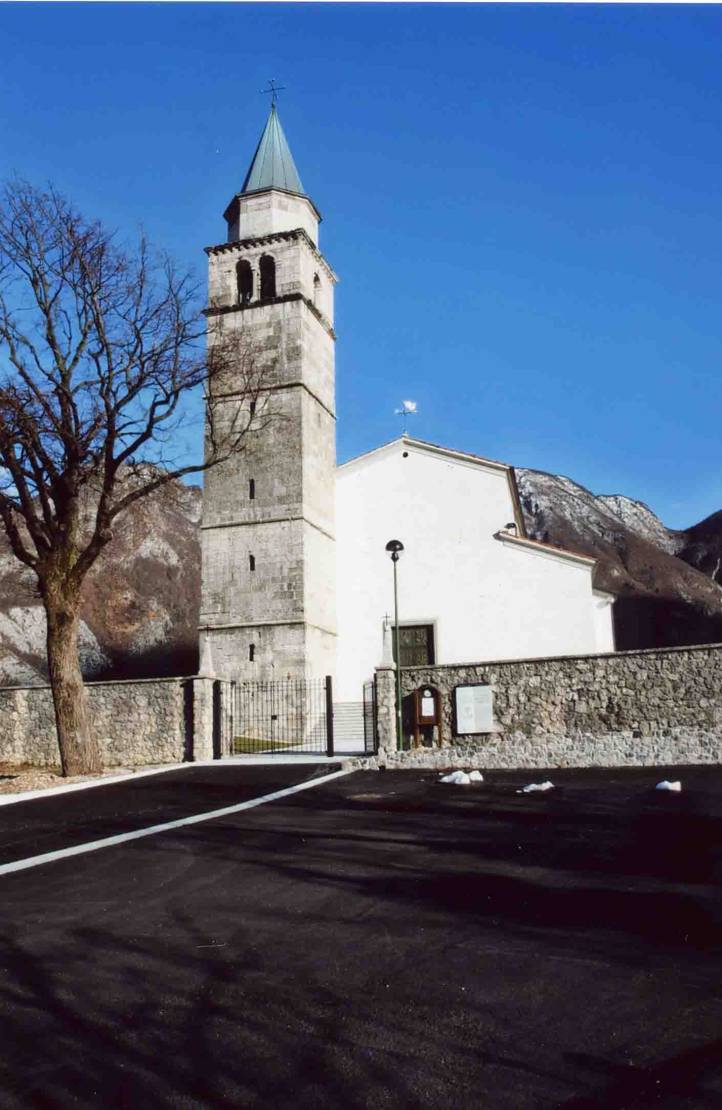 Immagine della facciata della Pieve di Cesclans